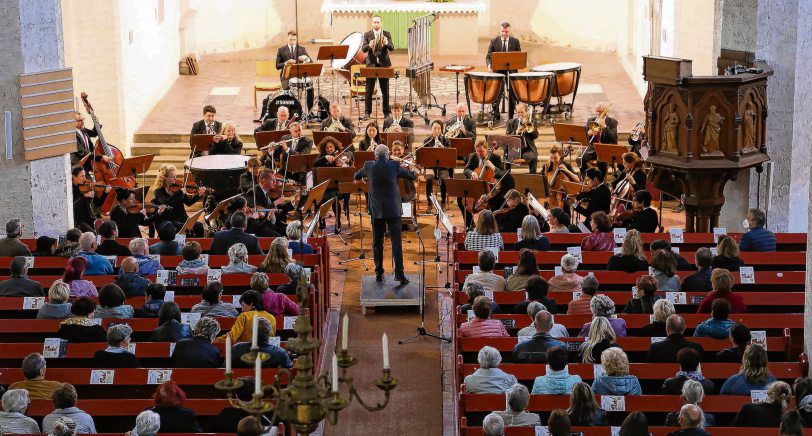 In der Prenzlauer Nikolaikirche dirigierte Jürgen Bischof das Preußische Kammerorchester beimDankeschönkonzert des Landkreises Uckermark für die Helden der Pandemie. (Foto: A. Martinot)