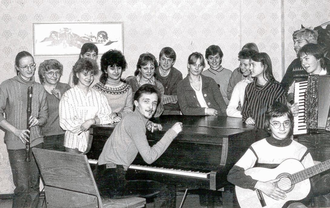 Jürgen Bischof (am Klavier) mit Mitgliedern von „ad libitum“ 1984 bei einer Probe: Der Chorleiter hatte aus dem FDJ-Singeklub der Puschkin-EOS eine über Bezirksgrenzen hinaus bekannte Vokal- und Instrumentalgruppe geformt. (Foto: privat)