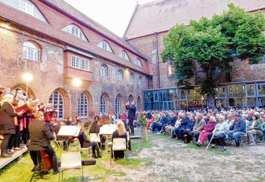 Klostergartenkonzert am 09.06.2023. Chor und Musiker bildeten beim Klostergartenkonzert zur Freude der Besucher eine Einheit. (Foto: Judith Engel)