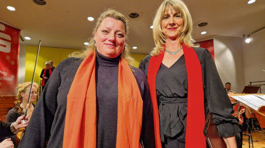 Sparkassenkonzert am 09.12.2023: Claudia Gouet (links, Sopran) und Jana Szwajkowski (Alt) verzauberten als Solistinnen. (Foto: Heiko Schulze)