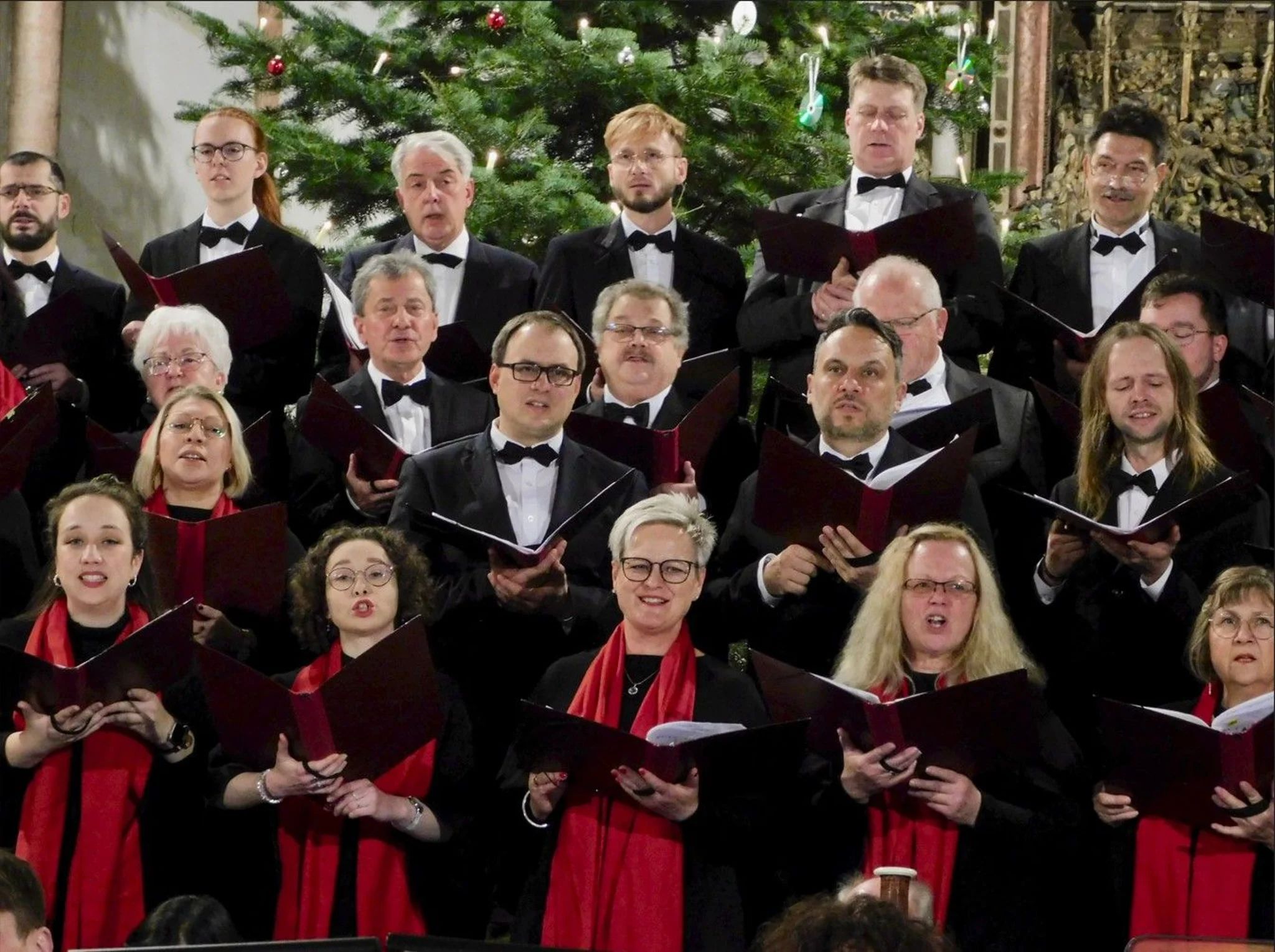 Weihnachtskonzert am 16.12.2023: Mitglieder des Uckermärkischen Konzertchores. Alle Mitwirkenden wurden mit begeistertem Beifall der Konzertbesucher belohnt. (Foto: Judith Engel)