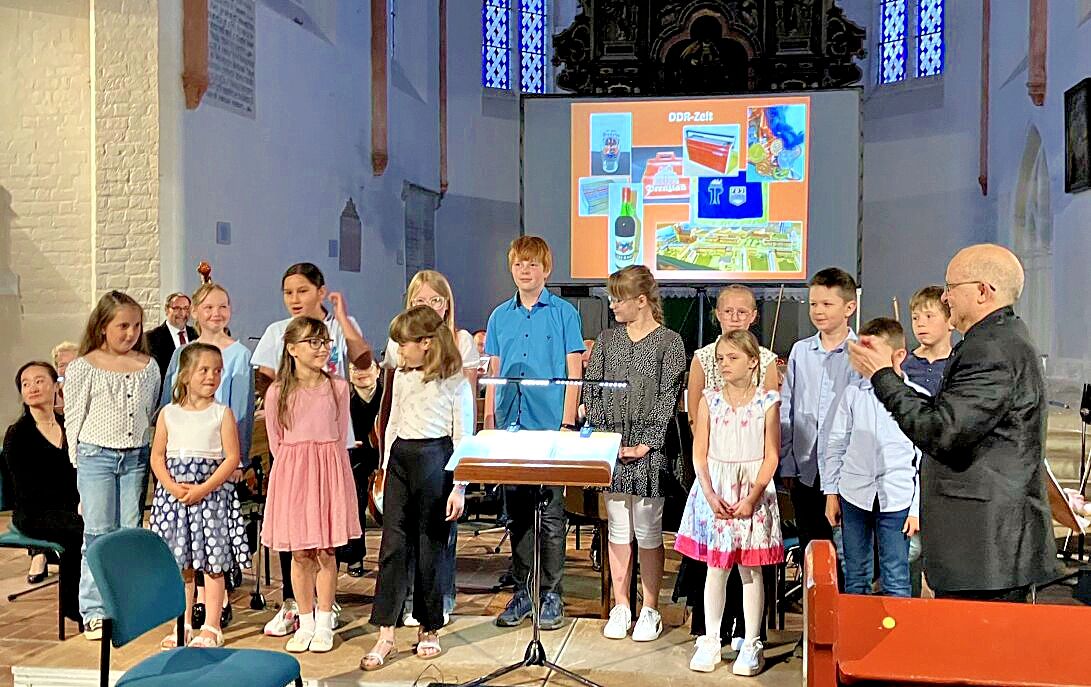 Konzert "Der Klang der Zeit" am 24. Mai 2024: Die Kinder vom Projektchor des Hortes „Grabow“ und der Diesterweg-Schule entführten in die DDR-Zeit mit „Kleine weiße Friedenstaube" (Foto: Sigrid Werner)