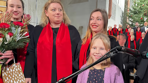 Matilda Staegemann (vorne rechts) nach dem Weihnachtskonzert2024 mit anderen Solistinnen. (Foto: Lisa Martin)