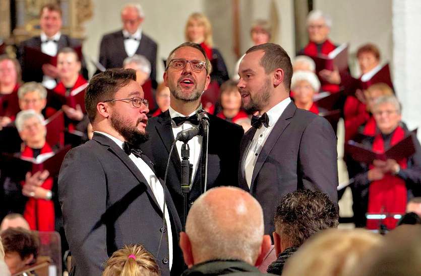 Weihnachtskonzert 2024 in St. Nikolai in Prenzlau: „White Christmas“ mit Tenor Axel Krumrey (Bildmitte) und Peter (rechts) und Paul Hering (Bass). (Foto: Lisa Martin)