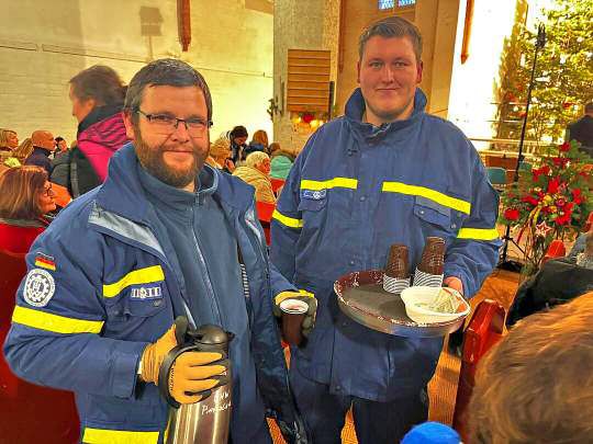 Weihnachtskonzert 2024 in St. Nikolai in Prenzlau: Andreas Koch und Philip Usadel kredenzten mit weiteren Helfern vom Prenzlauer Ortsverband des THW heiße Getränke zur Einstimmung auf die Konzerte. (Foto: Lisa Martin)