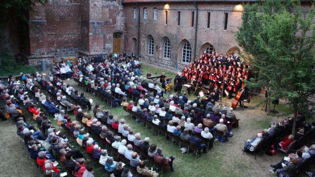 Das Jubiläumskonzert des Uckermärkischen Konzertchores im Prenzlauer Friedgarten findet am 13. Juni ab 21 Uhr statt - getreu dem Anspruch: „Musik vom hellen Tag in die dunkle Nacht". (Foto: Heiko Schulze)
