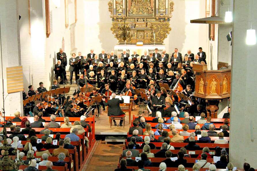 Aufführung der Matthäuspassion am 18.04.2025 in St. Nikolai in Prenzlau. Zwei musikalisch getrennte Chöre sowie zwei Orchester und fünf Solisten gestalteten in der Prenzlauer Nikolaikirche die Aufführung der Matthäuspassion von Johann Sebastian Bach in der Einrichtung von Felix Mendelssohn Bartholdy. (Foto: Ines Baumgartl)