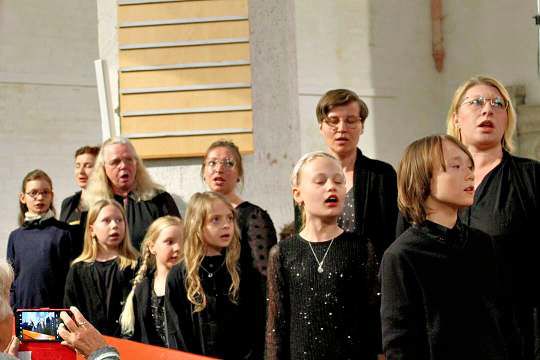 Aufführung der Matthäuspassion am 18.04.2025 in St. Nikolai in Prenzlau. Den Choral „O Lamm Gottes unschuldig“ im Eingangschor der Passion sangen Kinder gemeinsam mit ihren Müttern. (Foto: Ines Baumgartl)