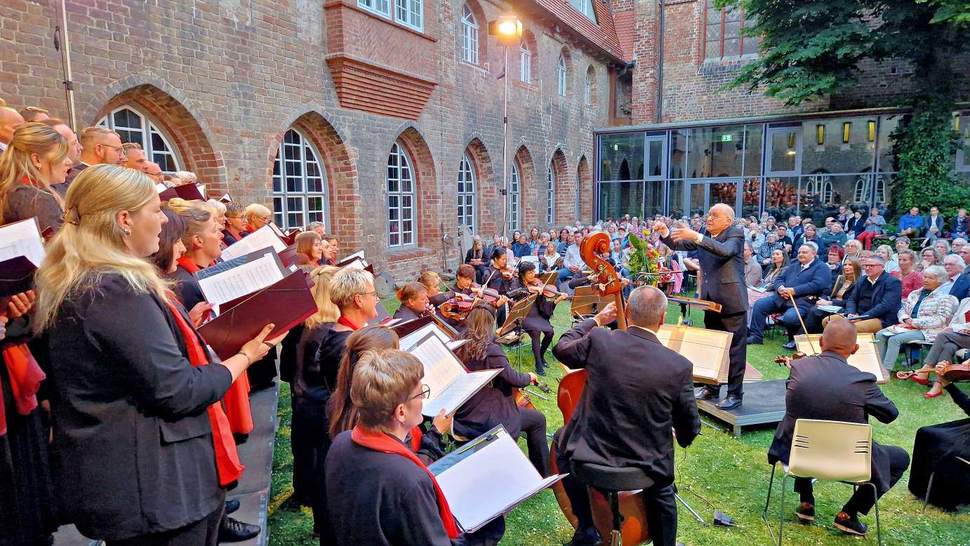 Klostergartenkonzert am 13.06.2025: In der besonderen Atmosphäre des Friedgartens erlebten 480 Besucherinnen und Besucher das 30. Klostergartenkonzert des Uckermärkischen Konzertchores. (Foto: Heiko Schulze)