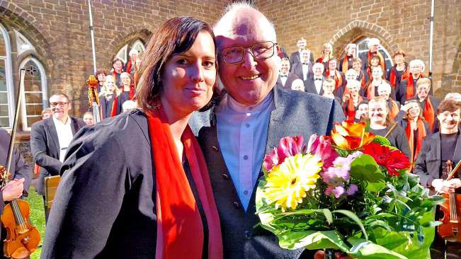 Klostergartenkonzert am 13.06.2025: Blumen nach dem Konzert für Jürgen Bischof, überreicht durch Claudia Berg vom Vereinsvorstand des Konzertchors Prenzlau. (Foto: Heiko Schulze)