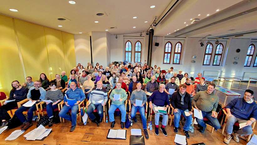 Weihnachtskonzerte 2025: Über 70 Mitglieder des Uckermärkischen Konzertchores Prenzlau bei den Proben für die diesjährigen Weihnachtskonzerte. (Foto: Privat)