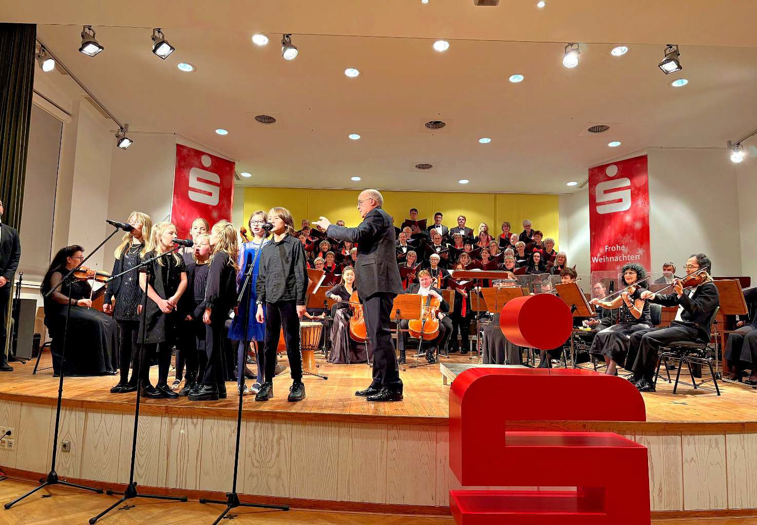 Sparkassenkonzert am 06.12.2025: Jürgen Bischof dirigierte den Kinderchor während des traditionellen Weihnachtskonzertes der Sparkasse Uckermark. (Foto: Nicole Manz)
