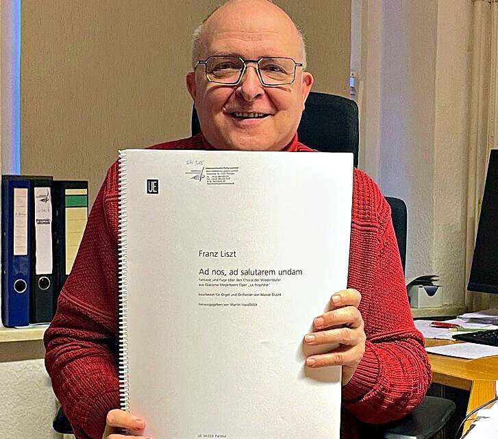 Jürgen Bischof, Direktor der Uckermärkischen Kulturagentur, mit der riesigen Partitur des Stücks von Franz Liszt, das am 16. Mai in der Marienkirche in Prenzlau aufgeführt wird.(Foto: Harald Melzer)