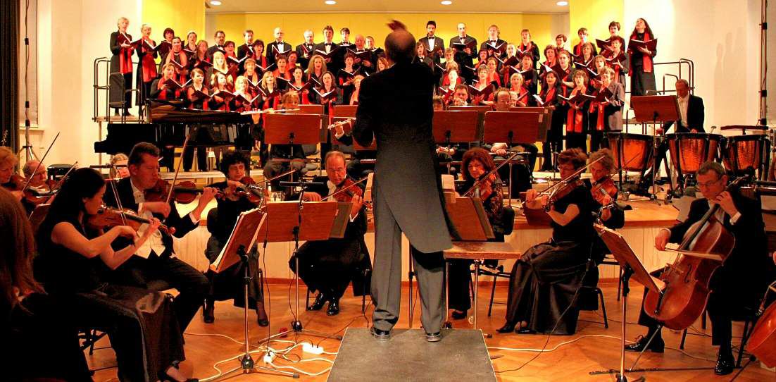 Jürgen Bischof dirigiert als musikalischer Leiter den Chor und das Preußische Kammerorchester. (Foto: Lisa Martin)