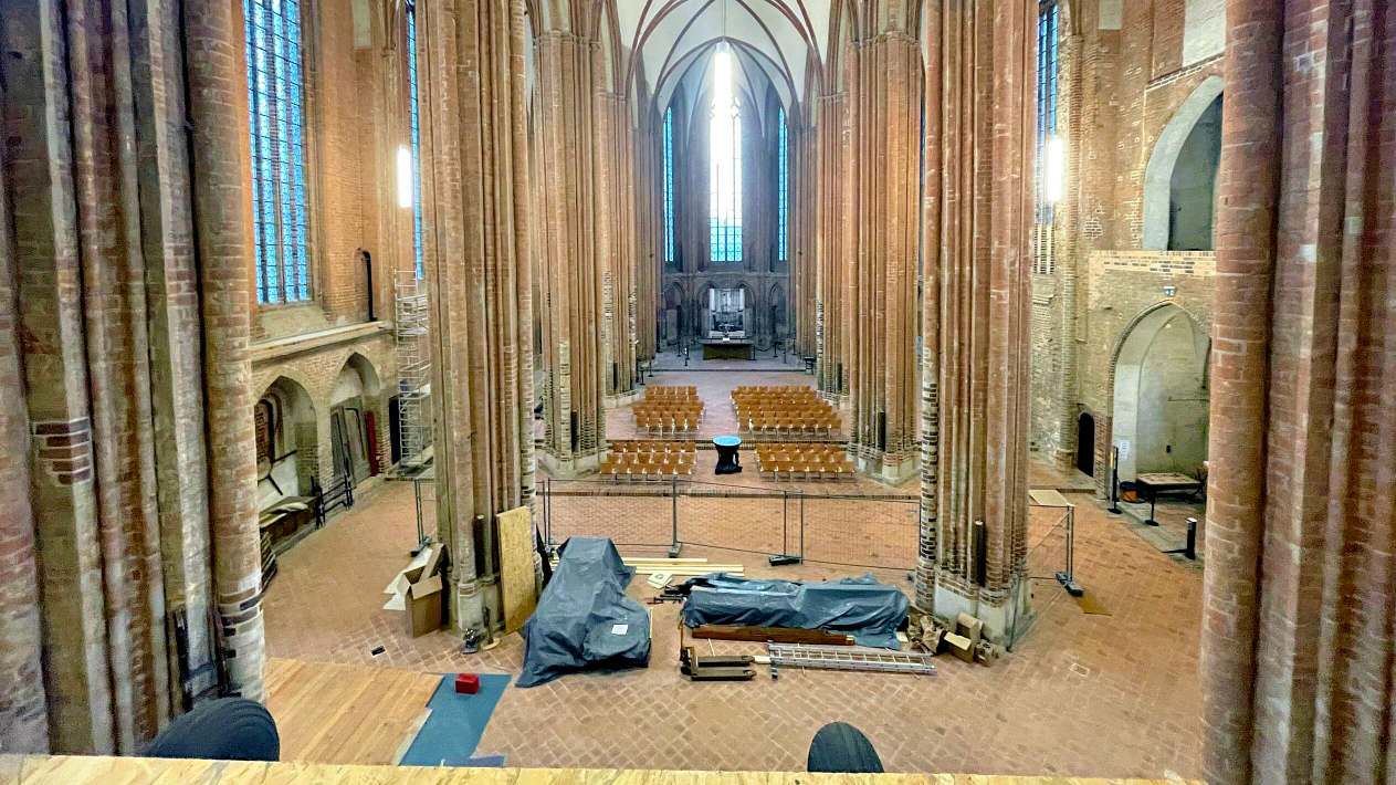 Im Kirchenschiff wird die Orgel von Helge Schneider von Kantor Hannes Ludwig gespielt werden, während die Hill-Orgel von Weltstar Henry Fairs gespielt wird. (Foto: Harald Melzer)