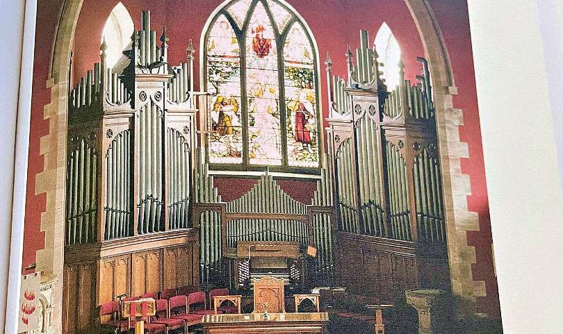 So sah die zukünftige Orgel der Prenzlauer Marienkirche in der Kirche von Kilbarchan aus, demnächst lässt sie ihre Töne in Prenzlau erschallen. (Foto aus dem Buch von Hannes Ludewig)