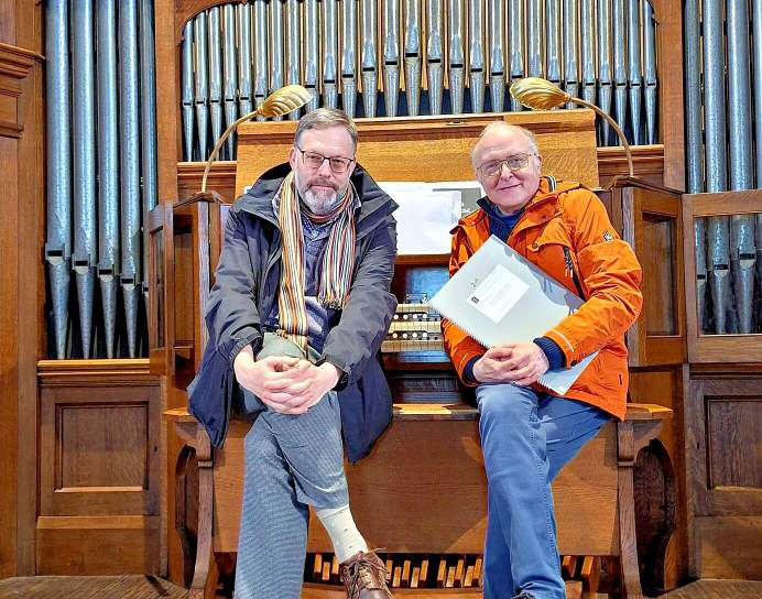 Professor Henry Fairs (links) und Jürgen Bischof während der gemeinsamen Probe an der Hill-Orgel in der Prenzlauer St. Marienkirche. (Foto: privat)