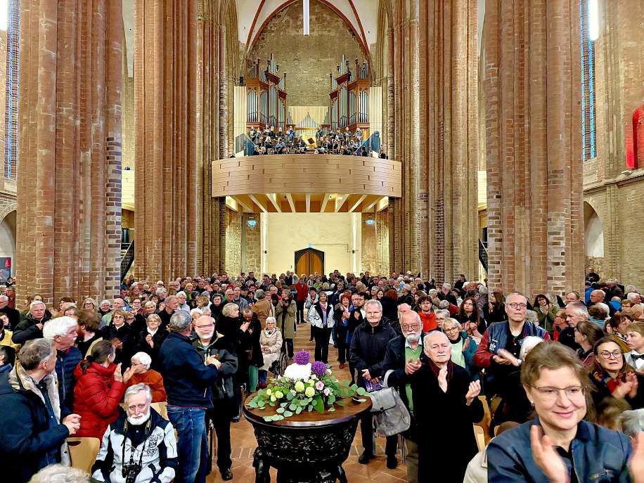 Hill-Festival, "Last Night of the proms" am 14.05.2026 in Prenzlau: Stehende Ovationen in der voll besetzten Marienkirche (Foto: Judith Engel)