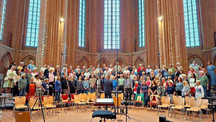 Produktion der CD zur Hill-Orgel im Juli2026: Der Chor sang sich während der insgesamt 14 Stunden dauernden Aufnahmen für eine besondere CD-Produktion ein. (Foto: Jürgen Bischof)