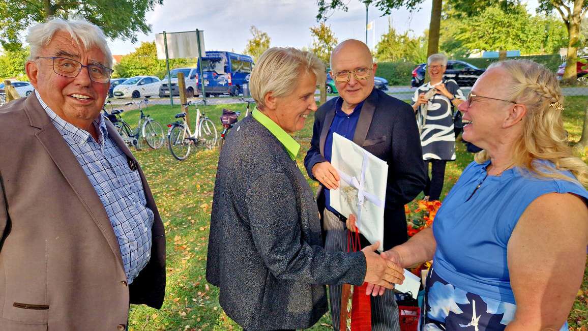 70. Geburtstag von Jürgen Bischof im Oktober 2026: Christiane und Jürgen Bischof begrüßen unter den zahlreichen Gästen Landrätin Karina Dörk und Horst Herrmann (links), Vorsitzender des Aufsichtsrates der Uckermärkischen Kulturagentur. Im Hintergrund Elke Dieckhoff (UM Kulturagentur). (Foto: Heiko Schulze)