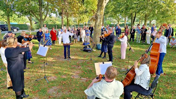 70. Geburtstag von Jürgen Bischof im Oktober 2026: Unter freiem Himmel spielten die Musiker des Preußischen Kammerorchesters unter Leitung ihres Chefdirigenten Jürgen Bruns zu Ehren des Jubilars auf. (Foto: Heiko Schulze)
